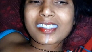 Desi Bhabhi Mouth Fisting mouth in hand 